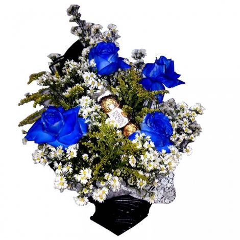 Arranjo azul  com três Ferrero Rocher
